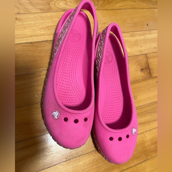 Bright pink Crocs beach sandals with heart patterns - Picture 2 of 2